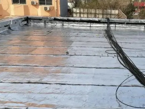 黎平卫生间漏水维修公司分享下黎平屋面楼顶防水刚性防水层施工要点。